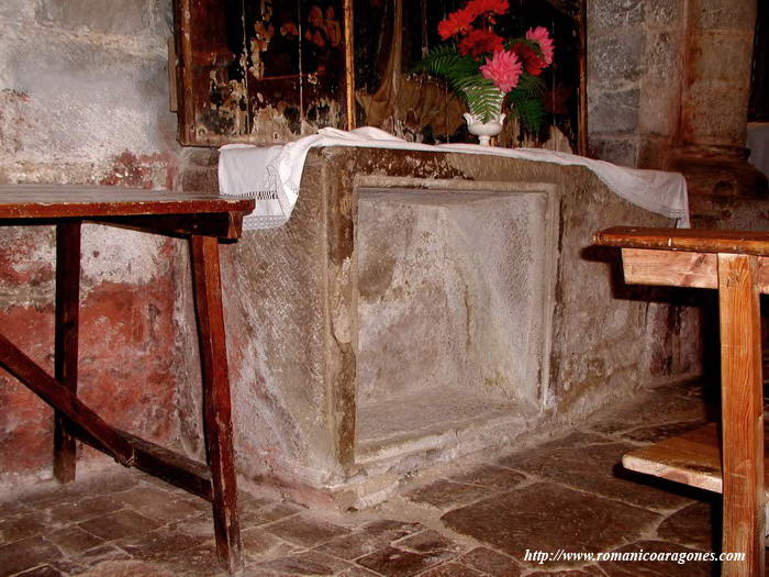 PILA BAUTISMAL EN FUNCIONES DE ALTAR, ADOSADA DE LADO EN MURO NORTE